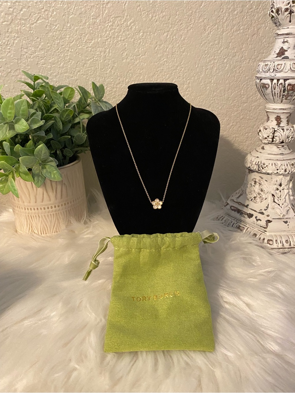 Tory Burch Kira flower pendant necklace w/ white mother-of-pearl inlay gold 18” - Picture 2 of 7